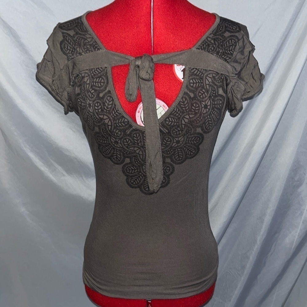 XS55 Vero moda ruched shoulder tie front floral style t shirt